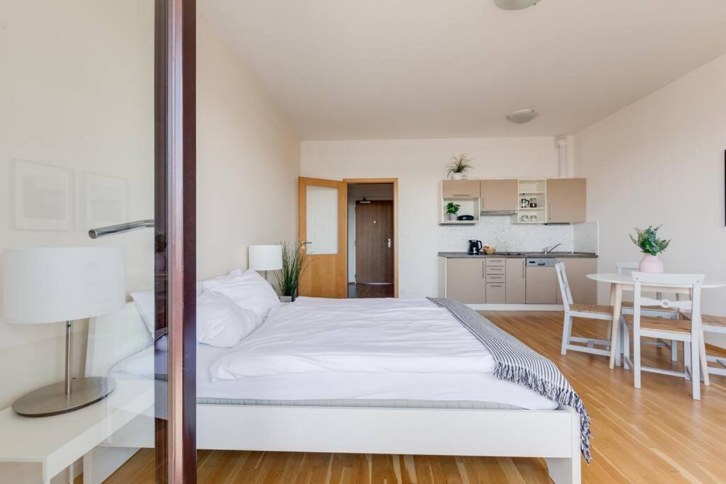Jt'S Apartments Korunni Str. ปราก ภายนอก รูปภาพ
