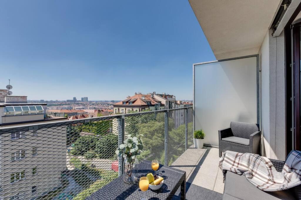 Jt'S Apartments Korunni Str. ปราก ภายนอก รูปภาพ