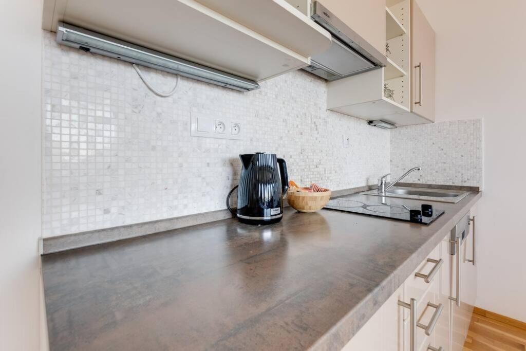Jt'S Apartments Korunni Str. ปราก ภายนอก รูปภาพ
